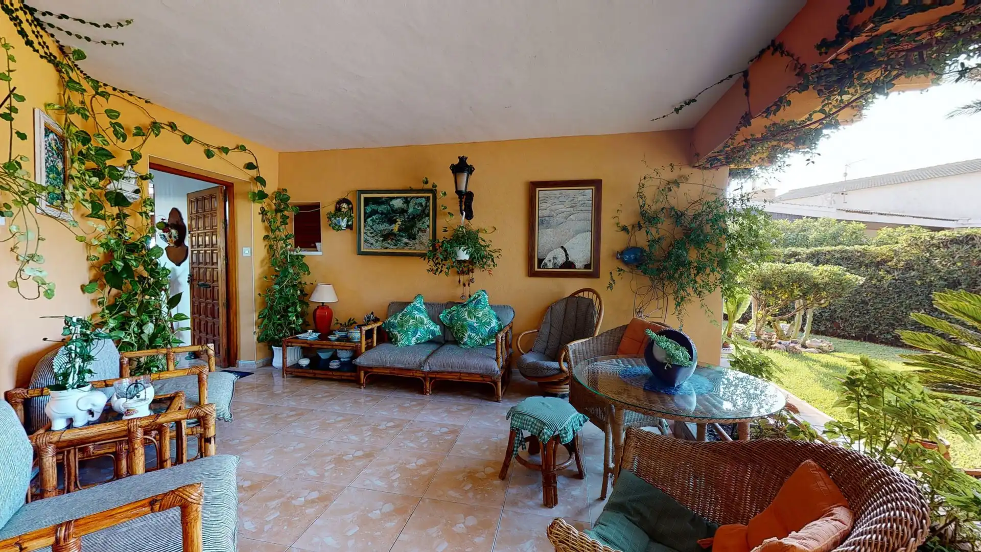 Sala d'estar de Casa o xalet en venda en Orihuela amb Jardí privat