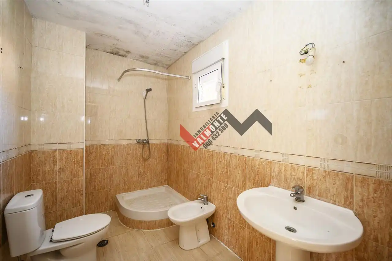 Bany de Casa o xalet en venda en Chozas de Canales amb Calefacció i Terrassa