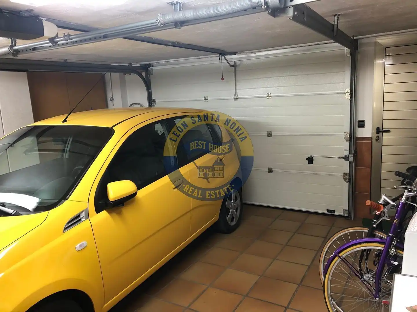 Aparcament de Casa o xalet en venda en León Capital  amb Calefacció, Jardí privat i Moblat