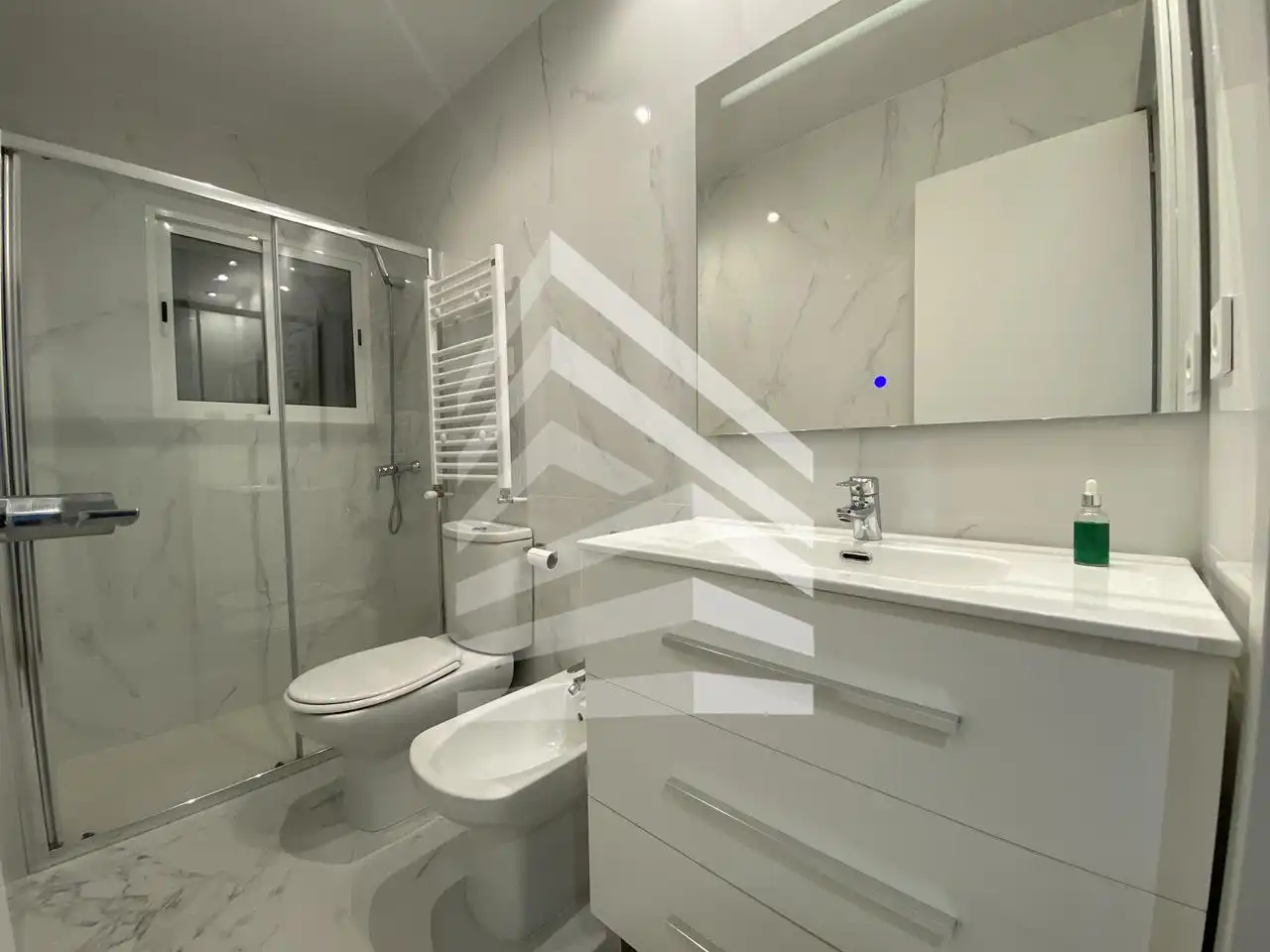 Badezimmer von Wohnung zum Verkauf in Barcelona mit Klimaanlage und Heizung