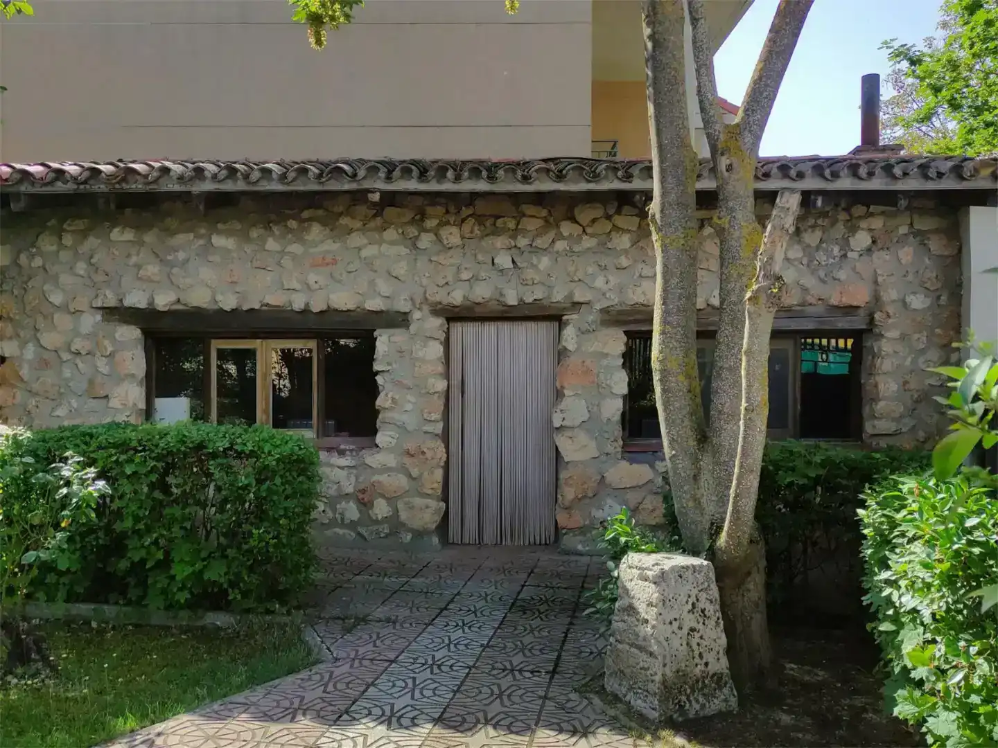 Vista exterior de Casa o xalet en venda en Dueñas amb Jardí privat, Parquet i Traster
