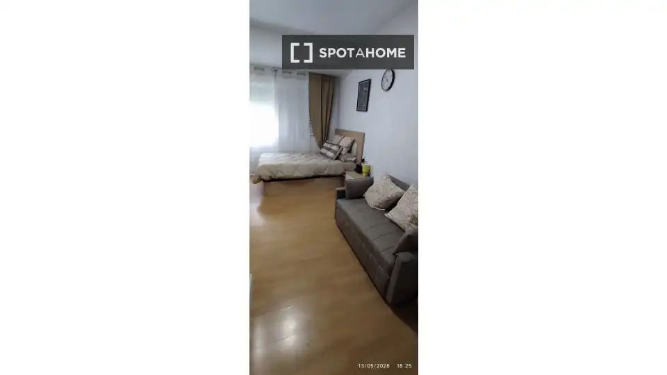 Bedroom of Study for share in Madrid  with Air Conditioner, Terrace and Furnished