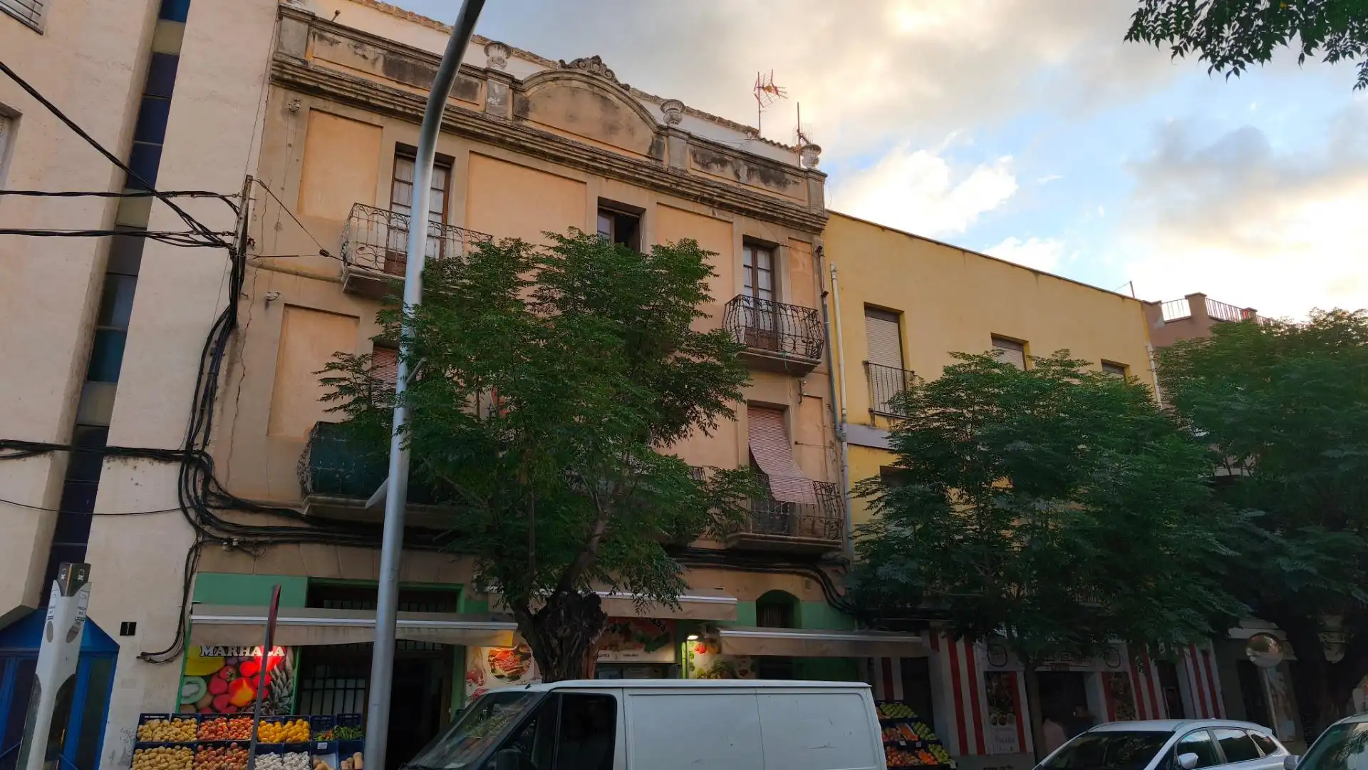 Vista exterior de Edifici en venda en Roquetes