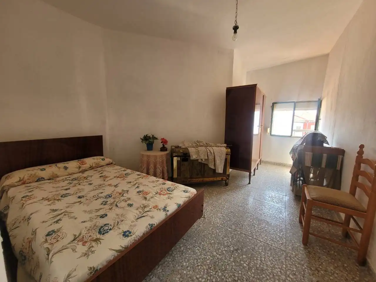 Dormitori de Casa o xalet en venda en Baza amb Jardí privat, Terrassa i Moblat