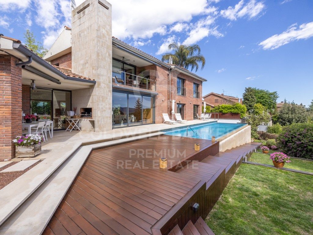 Exterior view of House or chalet for sale in Cerdanyola del Vallès