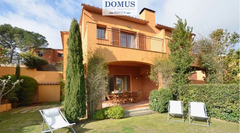 En venta casa adosada con piscina en Begur centro