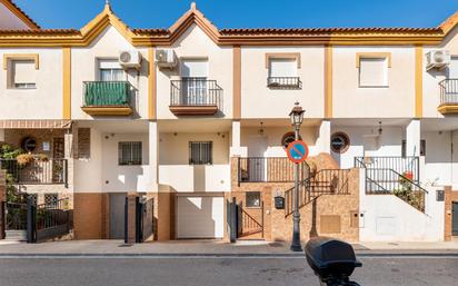 Vista exterior de Casa adosada en venda en Vegas del Genil amb Aire condicionat, Calefacció i Parquet