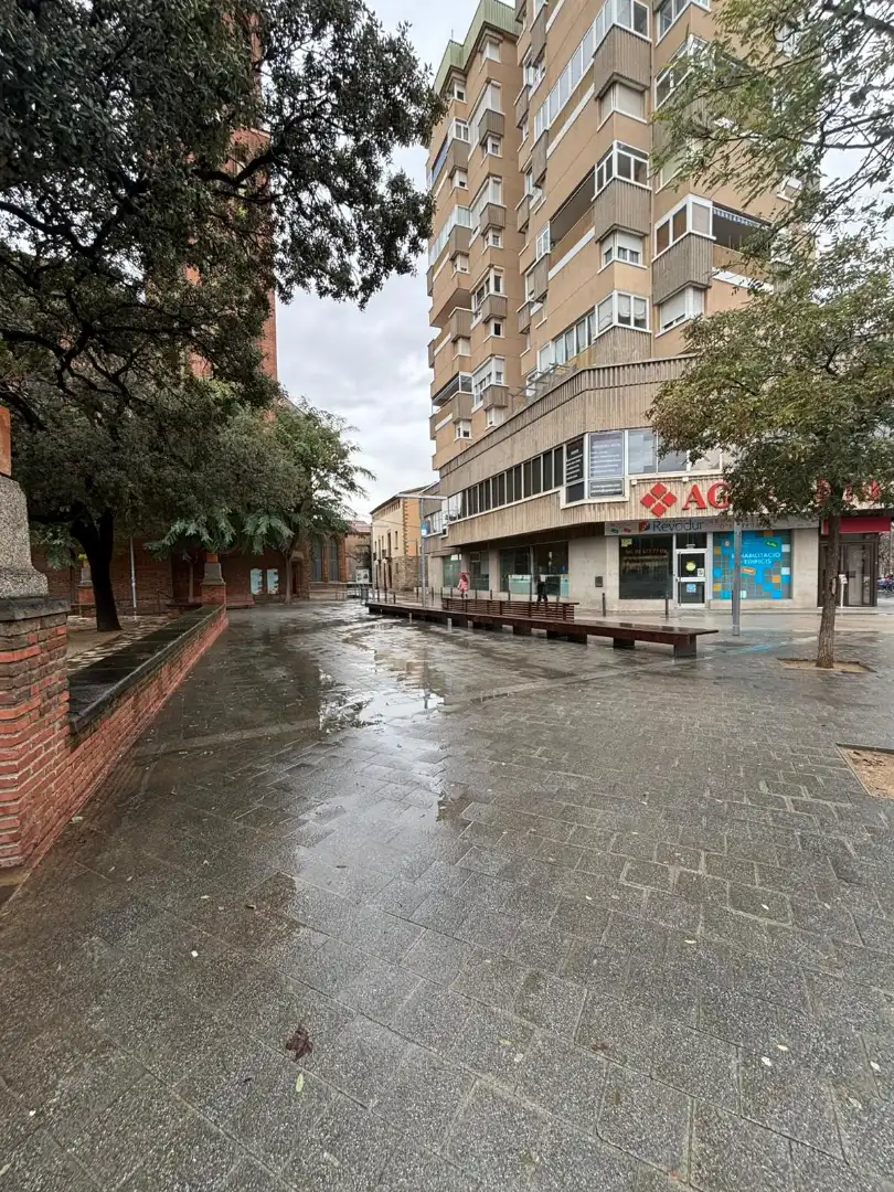 Vista exterior de Local de alquiler en Cornellà de Llobregat con Parquet