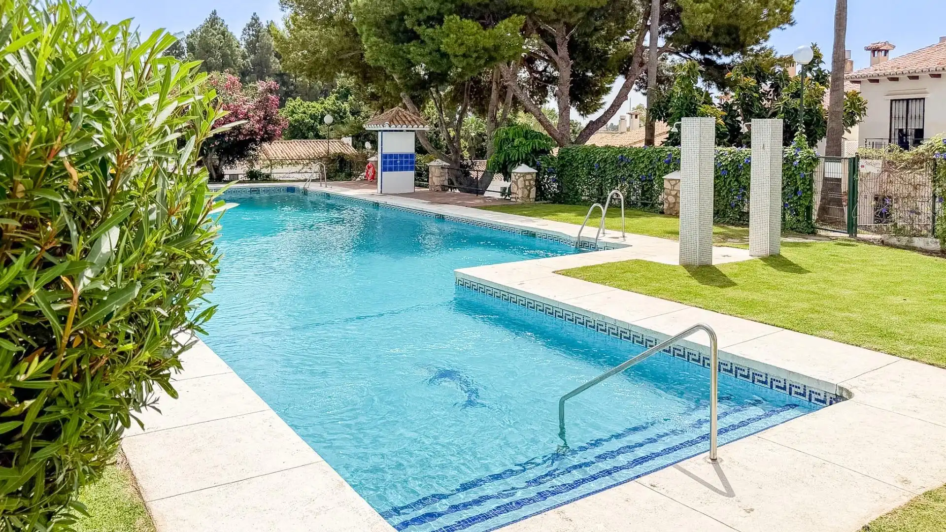 Piscina de Casa adosada en venda en Benalmádena amb Aire condicionat, Calefacció i Jardí privat