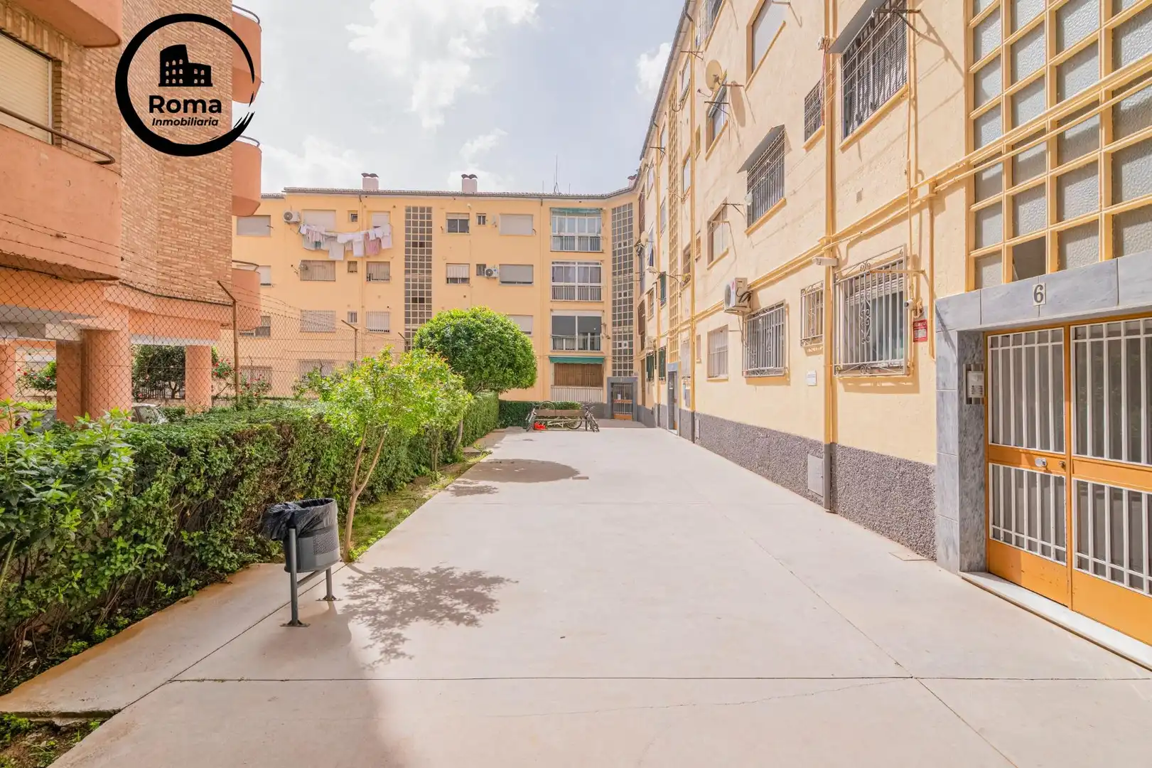 Vista exterior de Pis en venda en Granada amb Aire condicionat, Moblat i Balcó