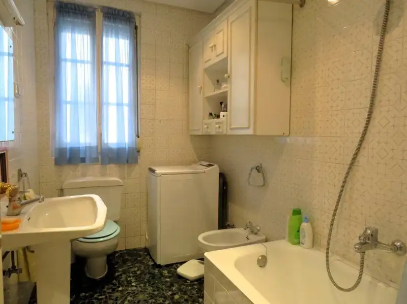 Bathroom of Flat for sale in León Capital   with Heating and Private garden