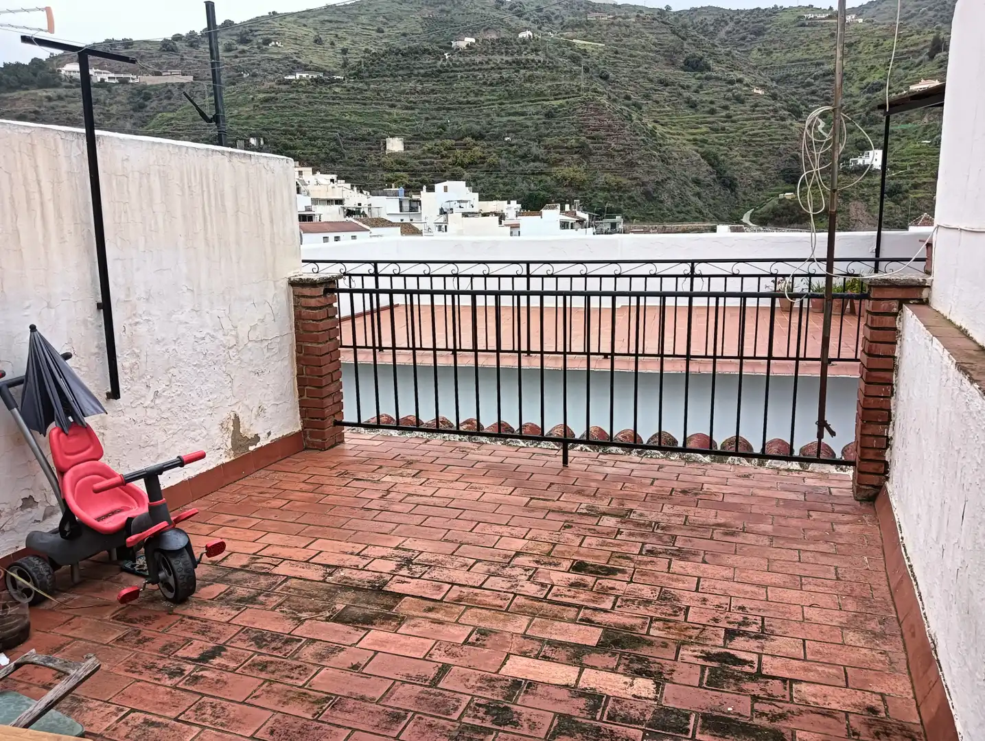 Vista exterior de Casa o xalet en venda en Algarrobo amb Terrassa, Moblat i Balcó