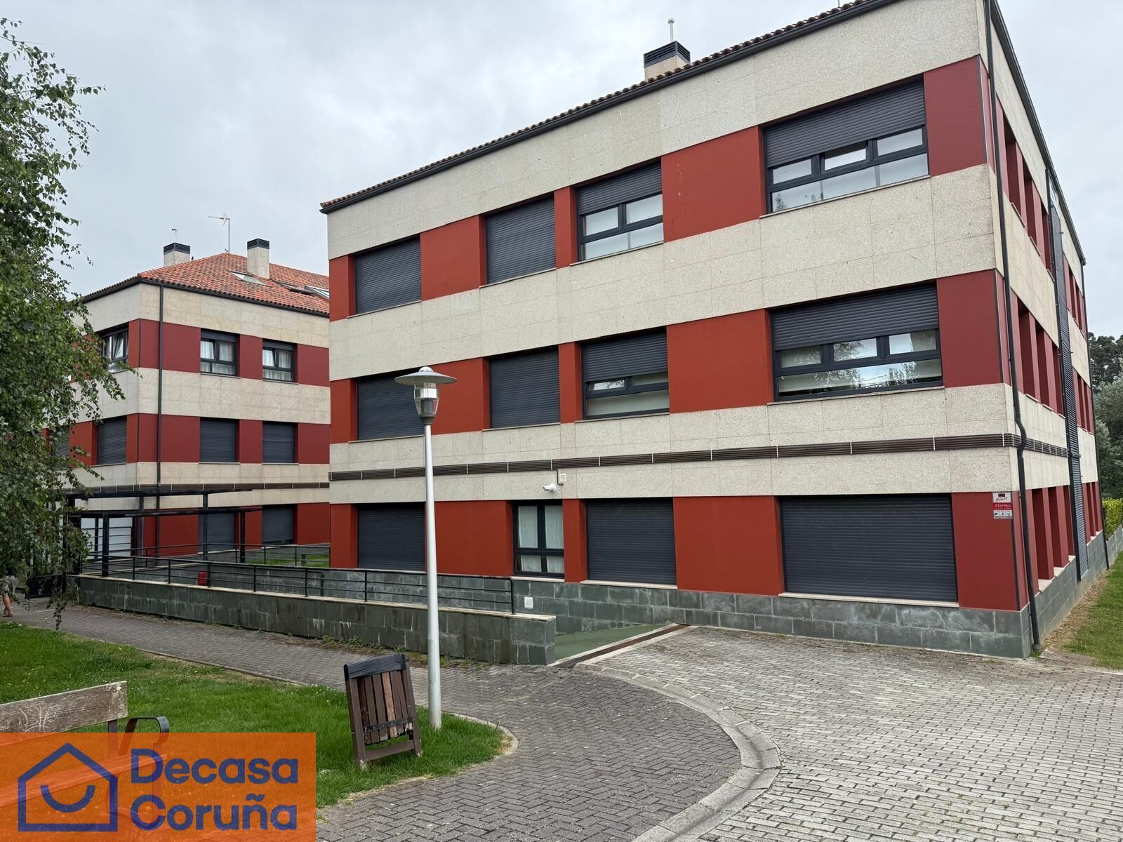 Vista exterior de Àtic en venda en Oleiros amb Calefacció, Parquet i Traster