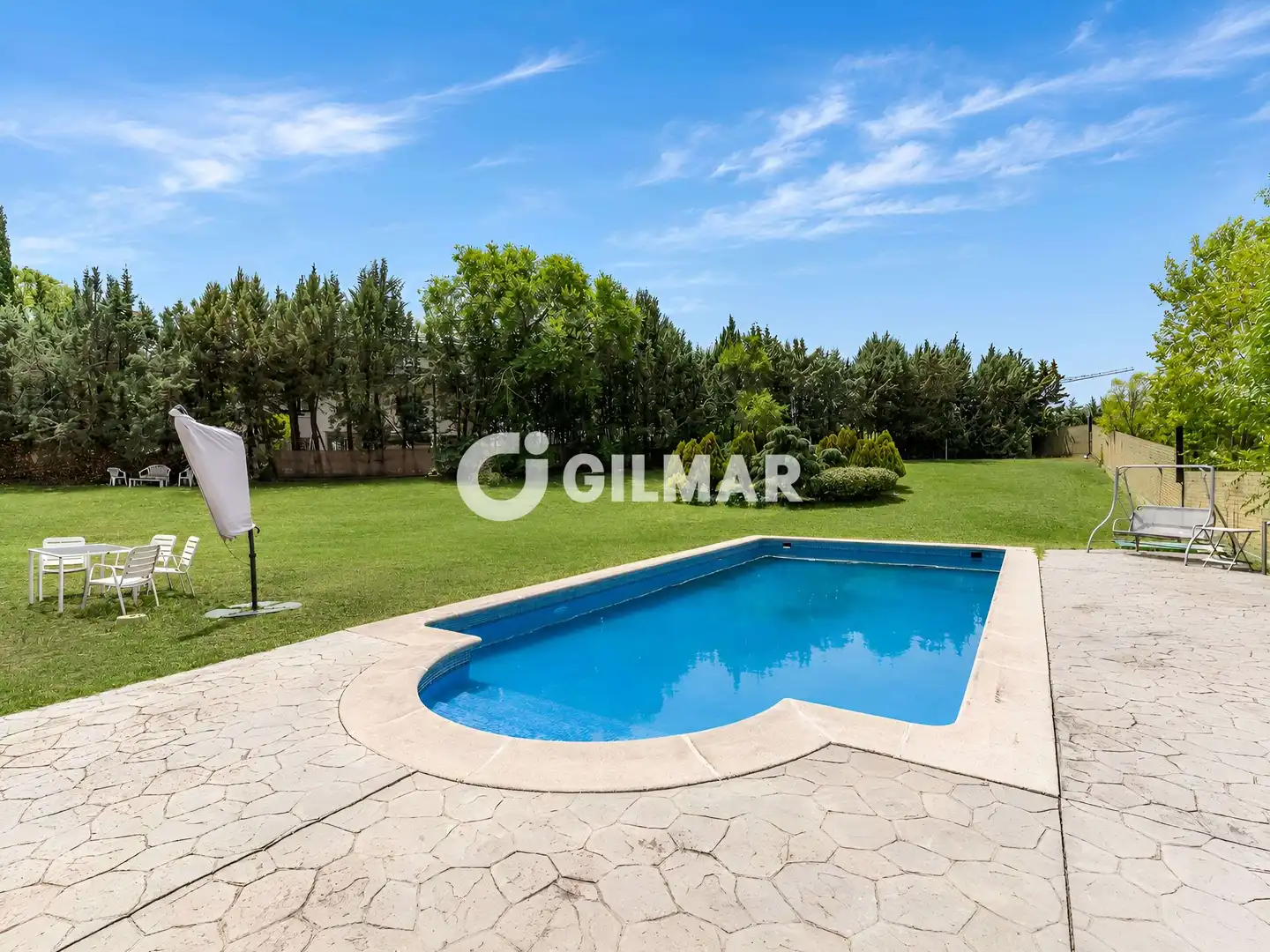 Detached house with pool for sale in Somosaguas