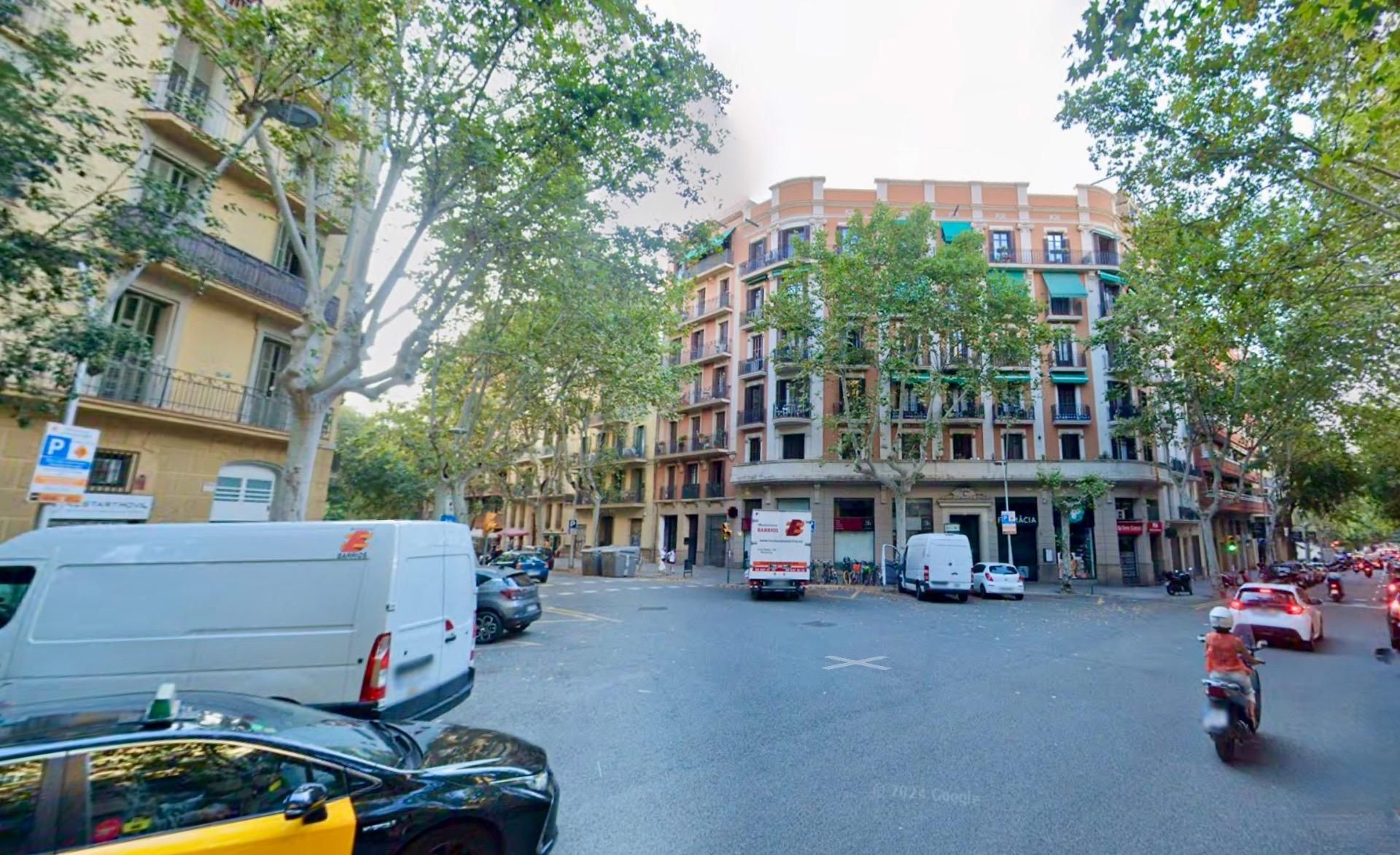 Vista exterior de Planta baixa en venda en  Barcelona Capital amb Calefacció