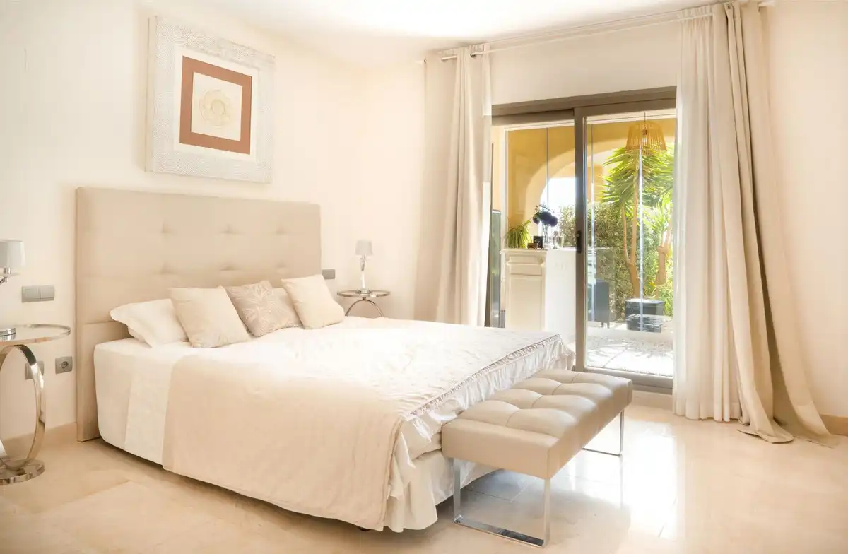Dormitori de Planta baixa en venda en Benahavís amb Aire condicionat, Jardí privat i Terrassa