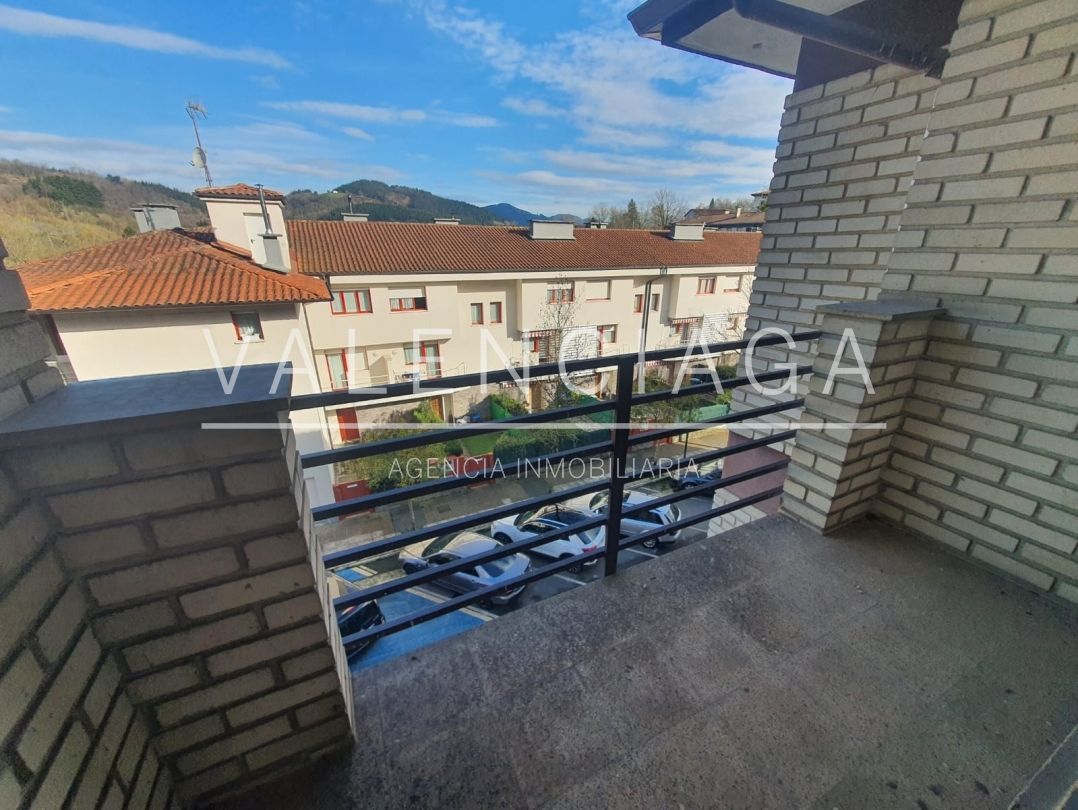 Vista exterior de Pis en venda en Idiazabal amb Balcó