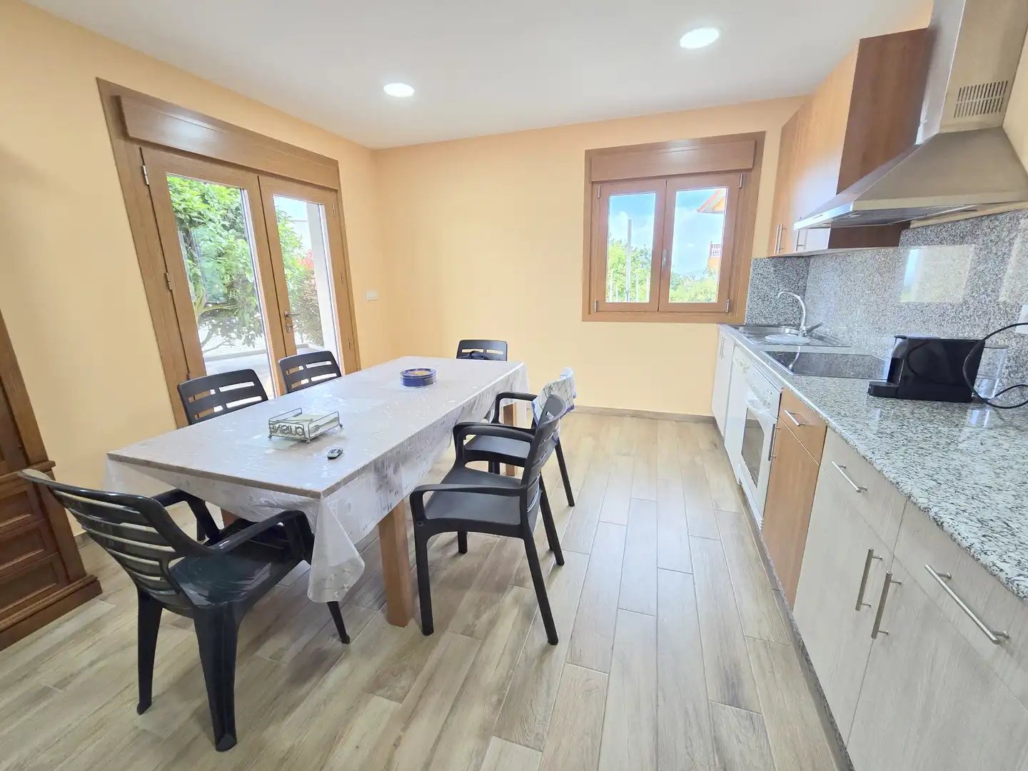 Cuina de Casa o xalet en venda en Vigo  amb Calefacció, Jardí privat i Terrassa