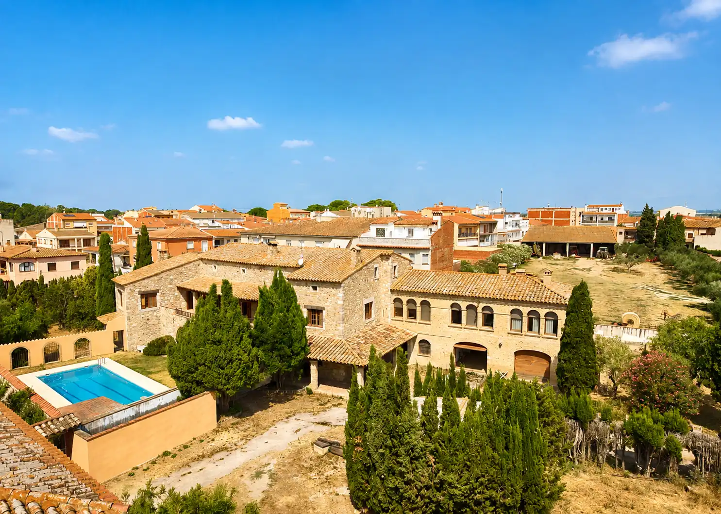 Vista exterior de Finca rústica en venda en Castelló d'Empúries amb Jardí privat i Piscina