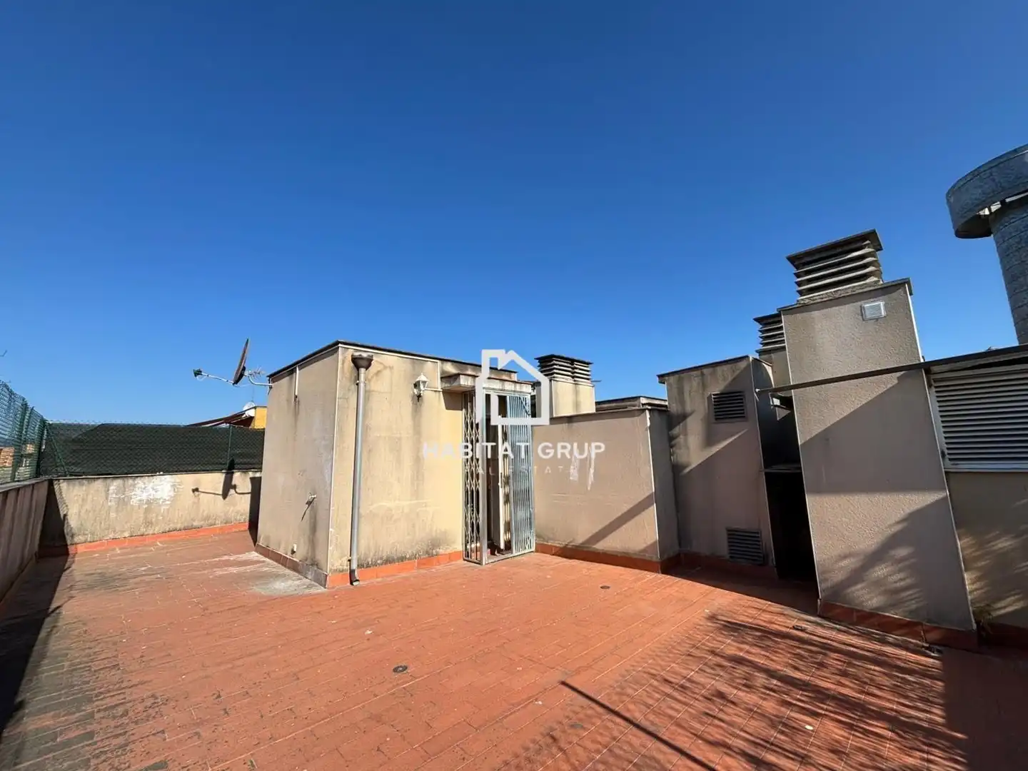 Vista exterior de Dúplex en venda en Salt amb Calefacció, Terrassa i Traster