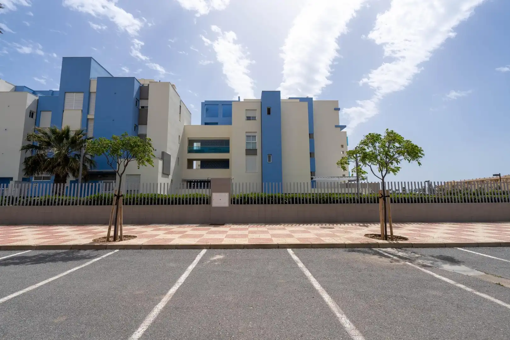 Vista exterior de Apartament en venda en Roquetas de Mar amb Aire condicionat, Calefacció i Jardí privat