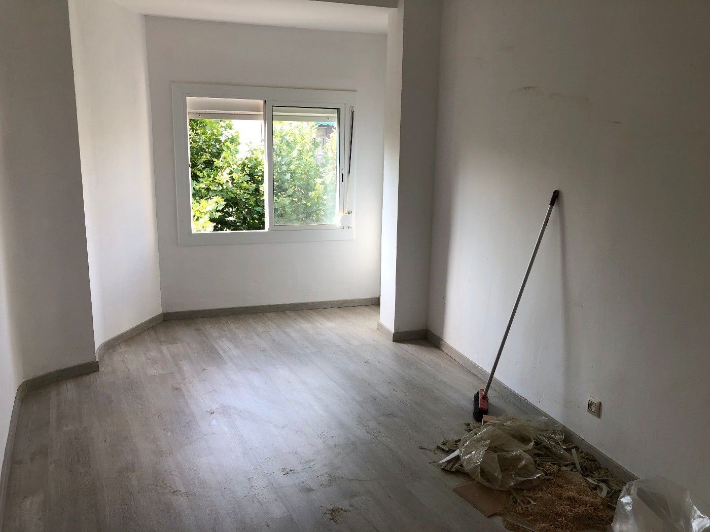 Dormitori de Àtic de lloguer en Cornellà de Llobregat amb Parquet i Forn