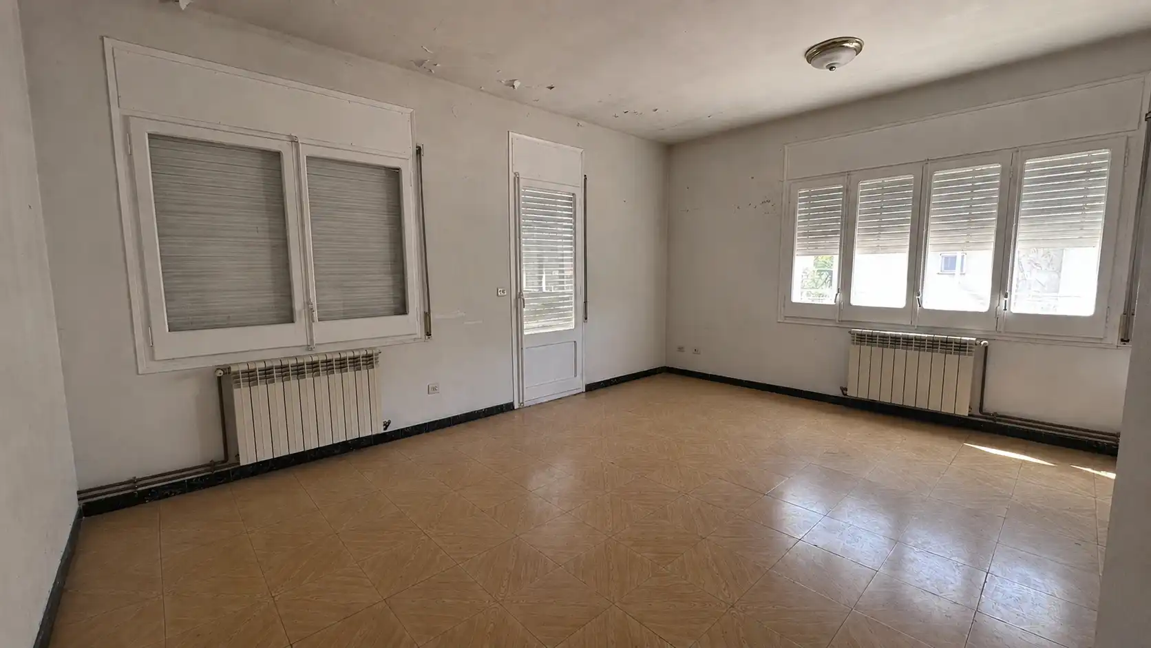 Sala d'estar de Casa adosada en venda en Sant Joan Les Fonts amb Calefacció, Terrassa i Forn