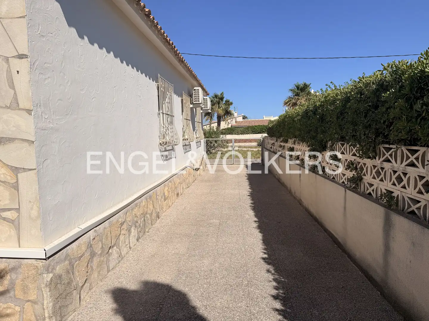 Vista exterior de Casa o xalet en venda en Els Poblets amb Aire condicionat, Calefacció i Jardí privat
