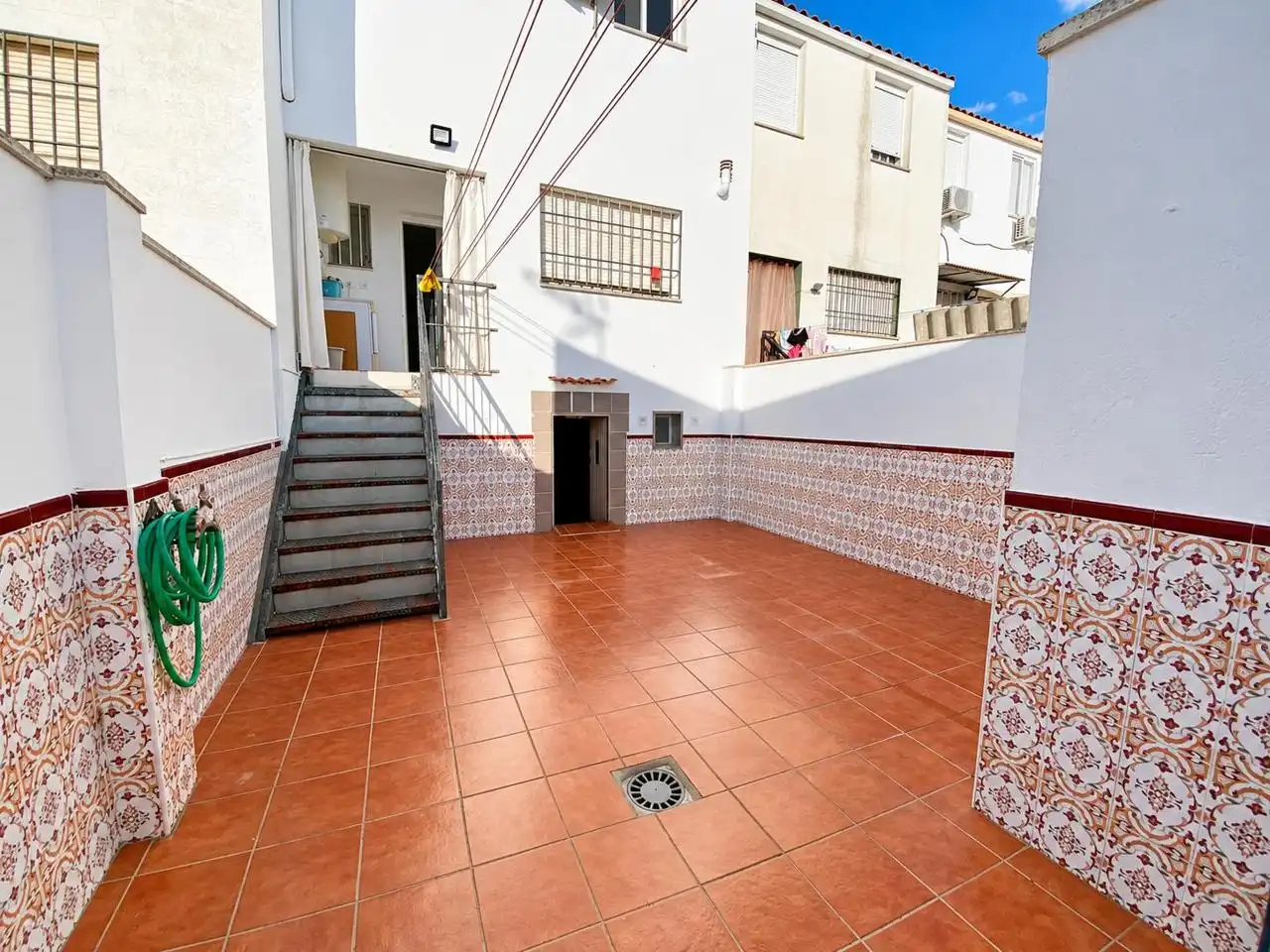 Vista exterior de Casa o xalet en venda en San Pedro de Mérida amb Aire condicionat i Terrassa