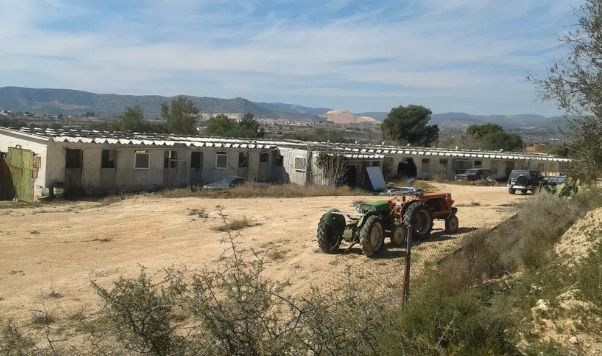 Vista exterior de Nau industrial en venda en Casinos