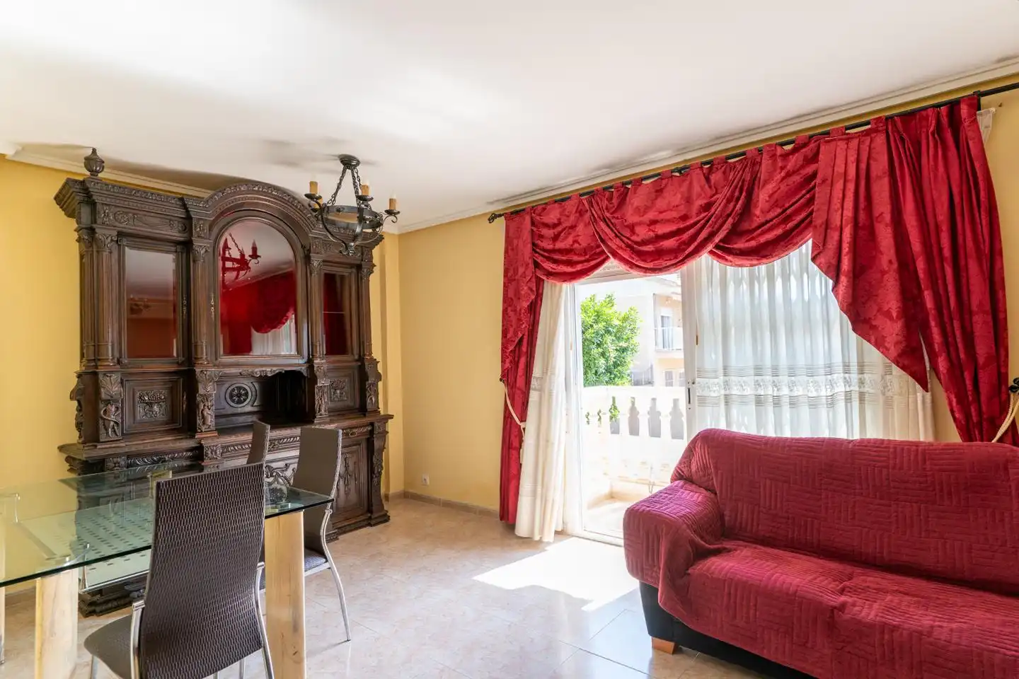 Wohnzimmer von Einfamilien-Reihenhaus zum Verkauf in Santa Pola mit Klimaanlage, Privatgarten und Terrasse