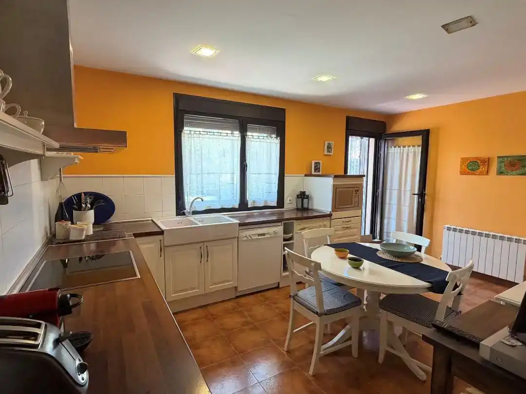 Cuina de Casa o xalet en venda en Trescasas amb Jardí privat