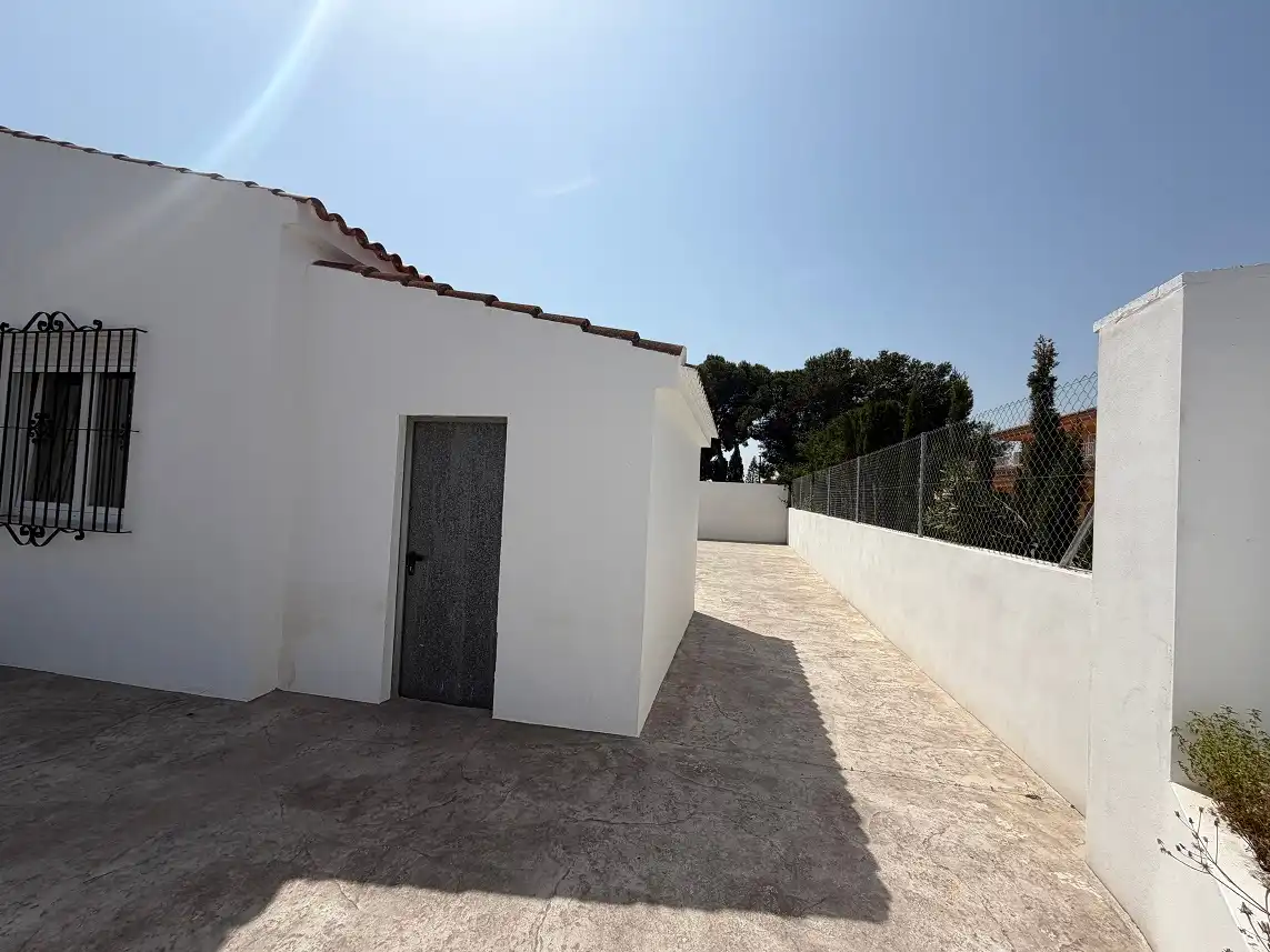 Vista exterior de Casa o xalet en venda en Santa Pola amb Aire condicionat, Jardí privat i Piscina