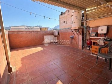Casa aparellada amb balcó en venda a Zona de la Vega