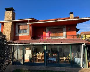 Vista exterior de Casa o xalet en venda en Villaquilambre amb Calefacció, Jardí privat i Terrassa