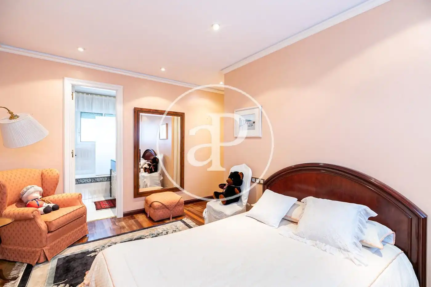 Schlafzimmer von Einfamilien-Reihenhaus zum Verkauf in Barcelona mit Klimaanlage, Heizung und Privatgarten