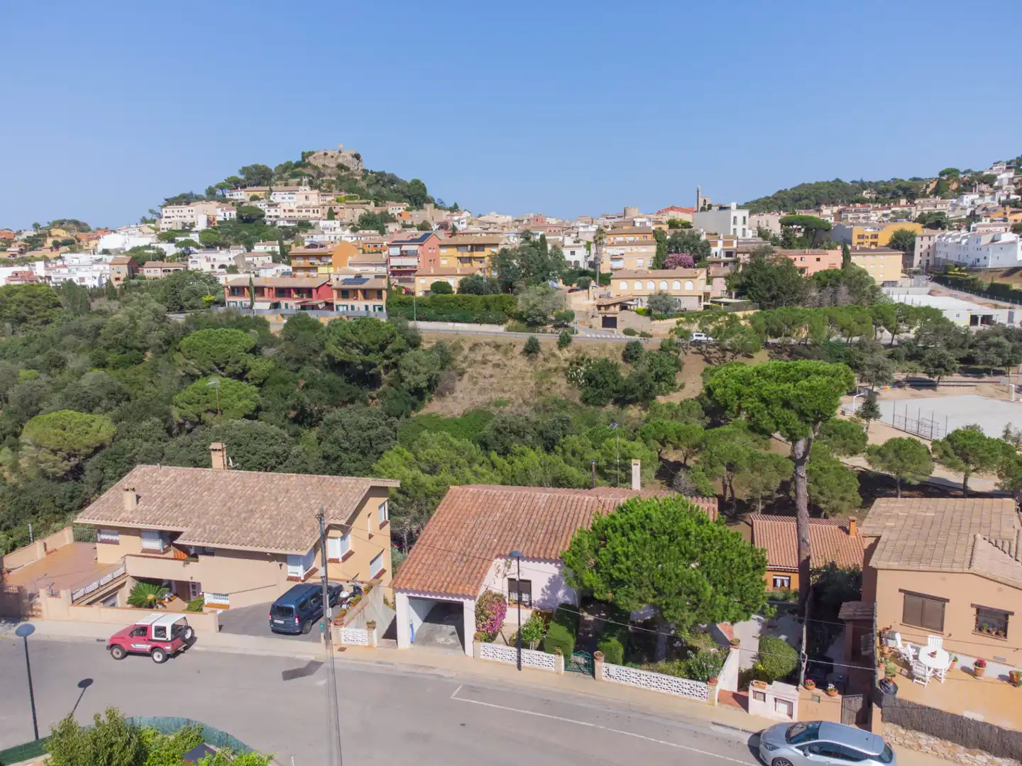 Casa con terraza en venta en Carrer de Guillem de Bonadona 14, imagen 2