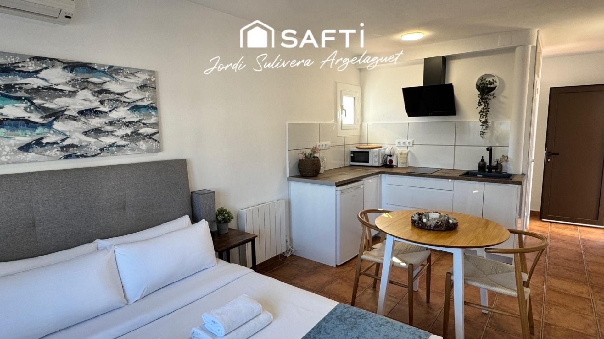 Vista exterior de Estudi en venda en L'Escala amb Aire condicionat