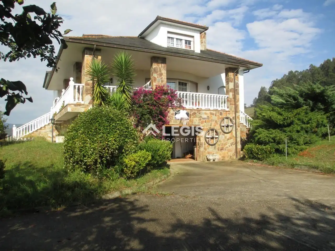 Vista exterior de Casa o xalet en venda en Valdés - Luarca amb Calefacció, Jardí privat i Terrassa