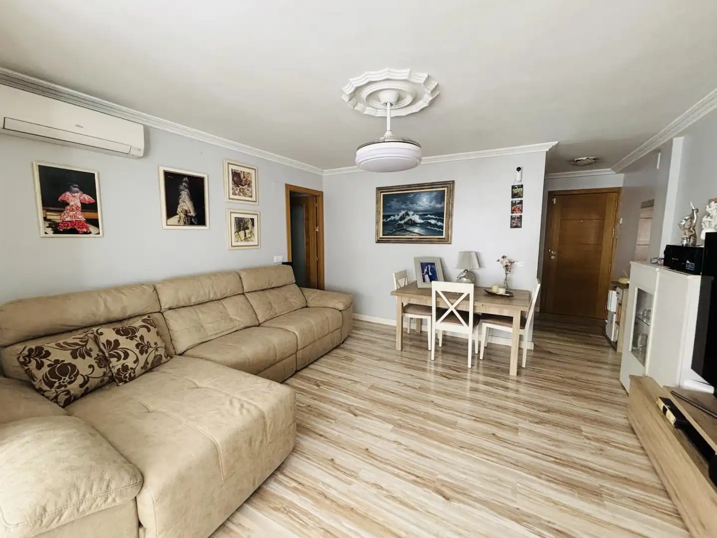 Sala d'estar de Pis en venda en Dos Hermanas amb Parquet i Terrassa