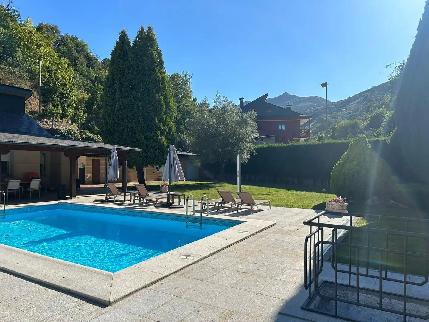 Piscina de Casa o xalet en venda en Ponferrada amb Jardí privat i Moblat