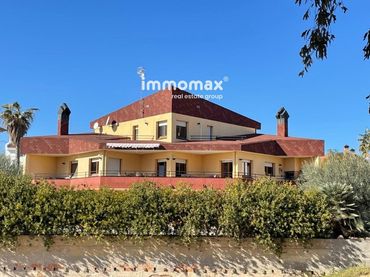 Chalet con piscina en venta en mar roig