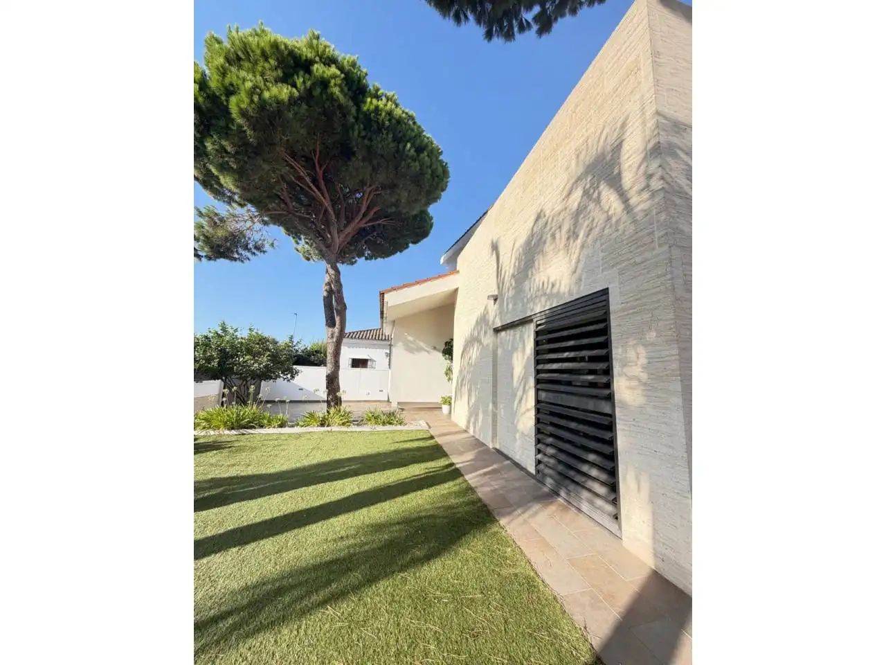Vista exterior de Casa o xalet en venda en Chiclana de la Frontera amb Aire condicionat, Jardí privat i Terrassa