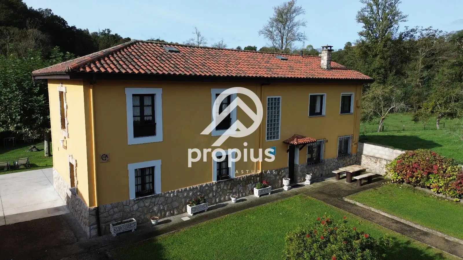 Vista exterior de Casa o chalet en venta en Parres con Calefacción, Jardín privado y Parquet