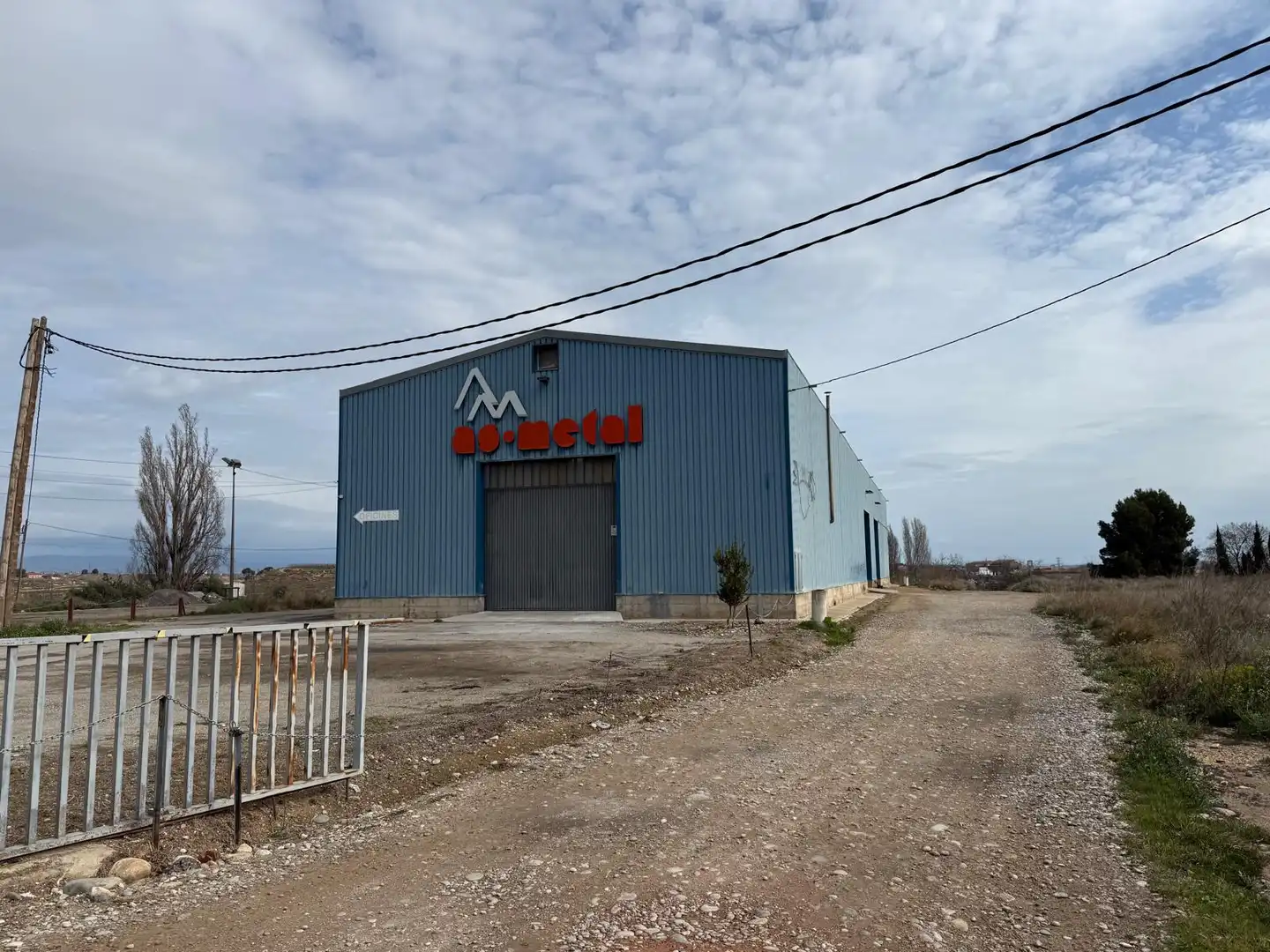Außenansicht von Fabrikhallen zum Verkauf in Lleida mit Heizung und Alarm