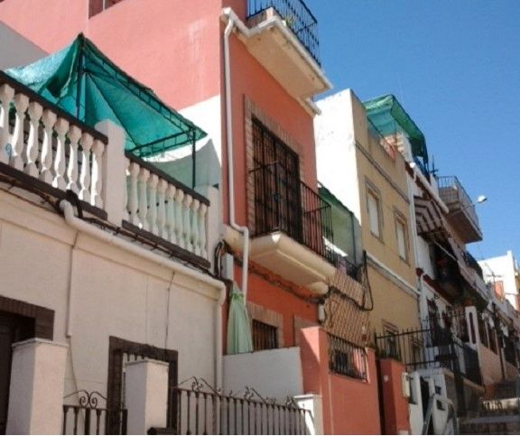 Vista exterior de Casa adosada en venda en San Juan de Aznalfarache amb Terrassa i Traster