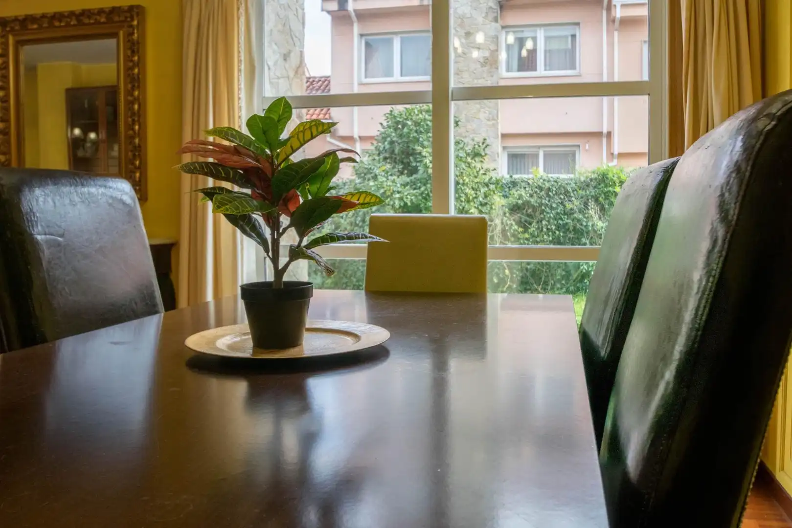 Comedor de Casa adosada en venta en Oleiros con Calefacción, Jardín privado y Parquet