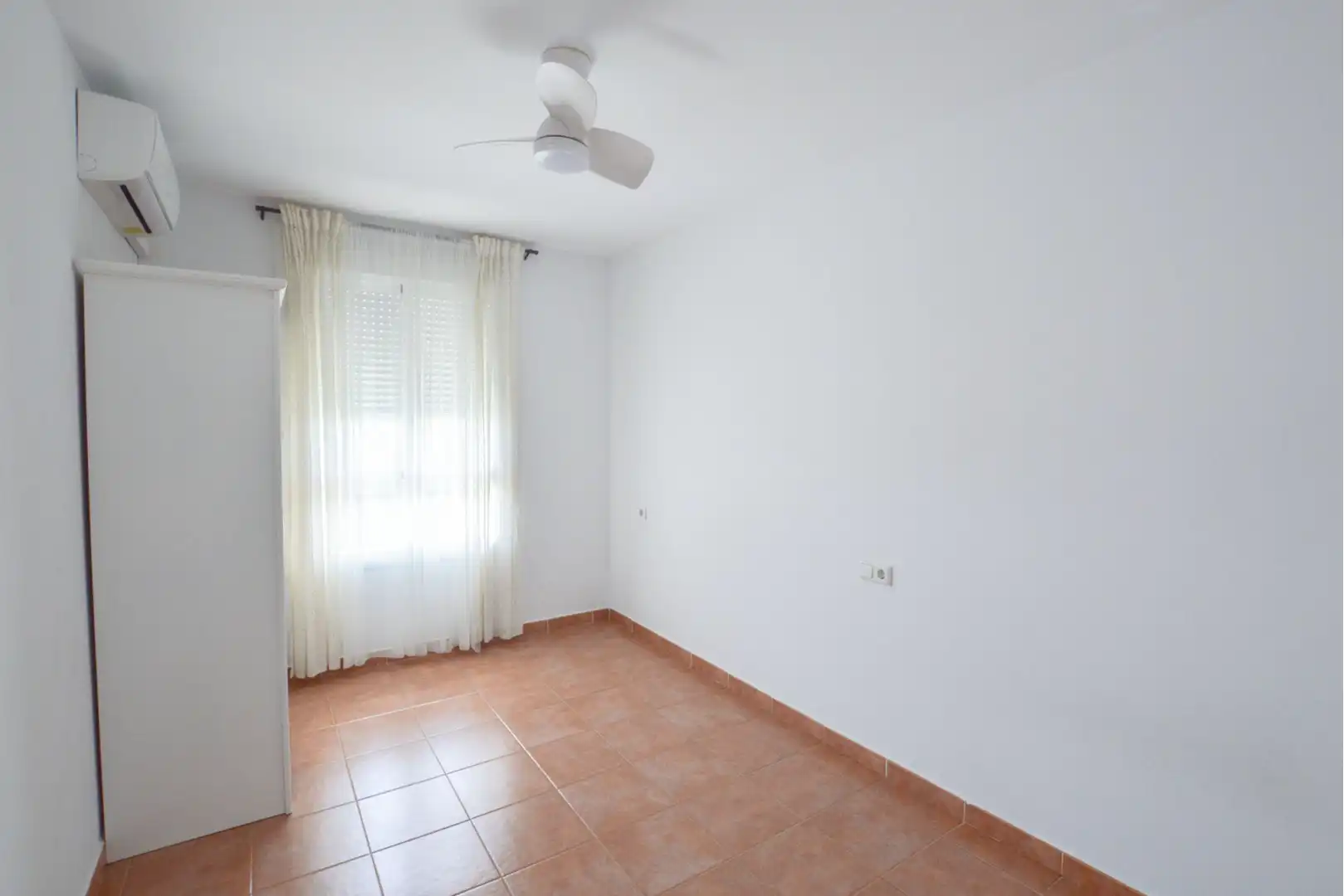 Schlafzimmer von Wohnung zur Miete in La Algaba mit Klimaanlage, Terrasse und Schwimmbad