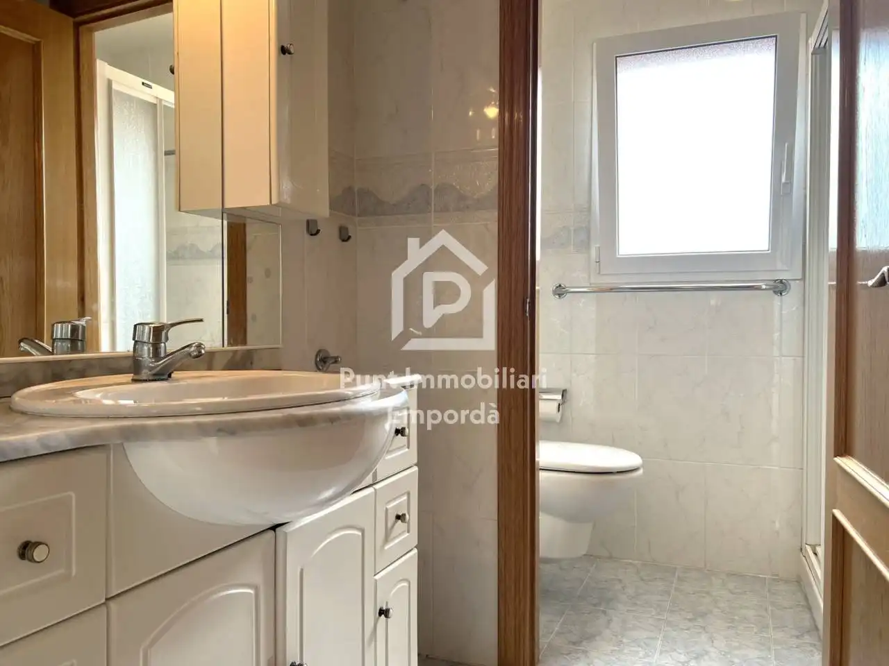 Baño de Piso en venta en Torroella de Fluvià con Aire acondicionado, Terraza y Balcón