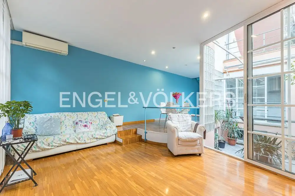 Sala d'estar de Casa o xalet en venda en L'Hospitalet de Llobregat amb Aire condicionat, Calefacció i Parquet